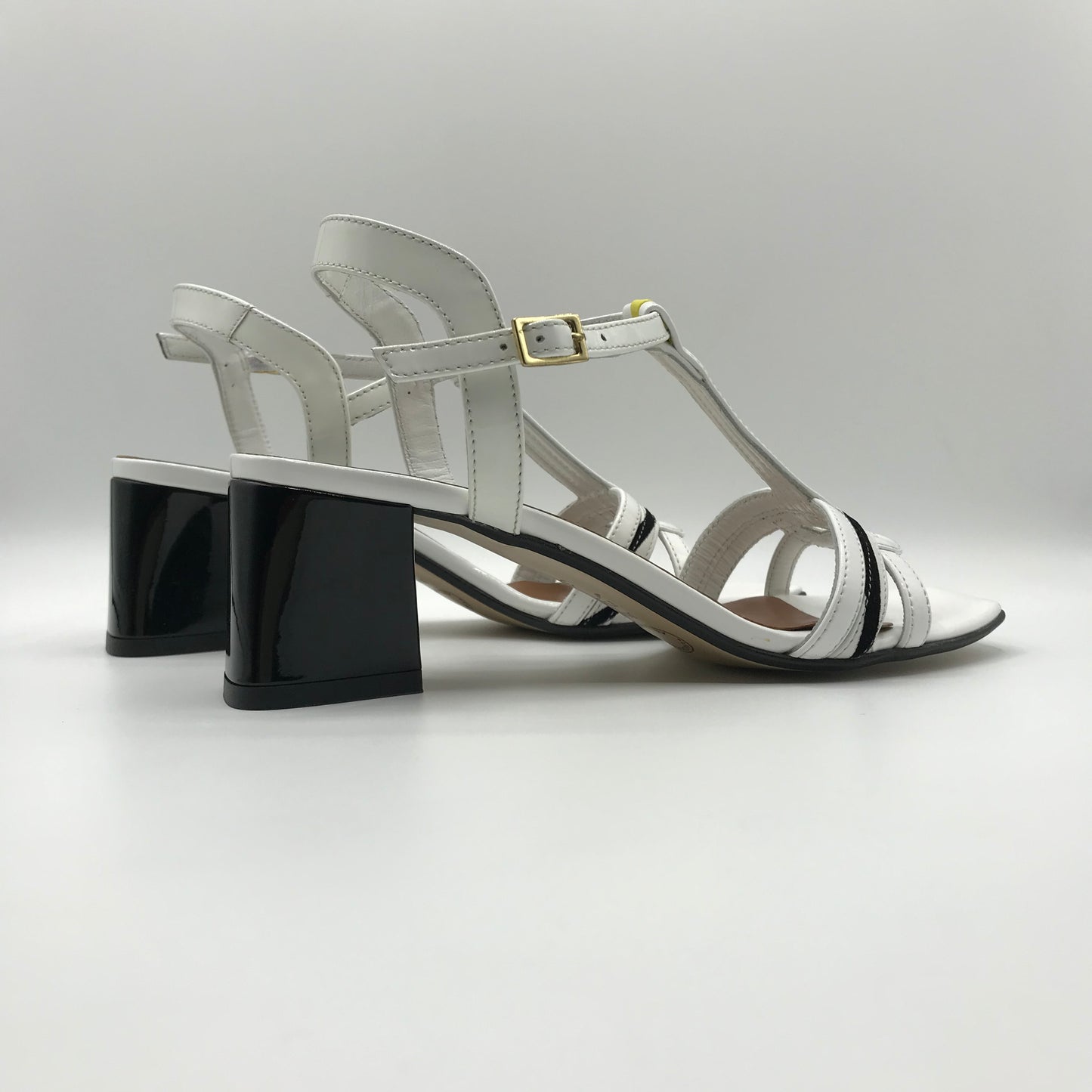 Linea Uno | Sandali in vera pelle con cinturino a T | K251
